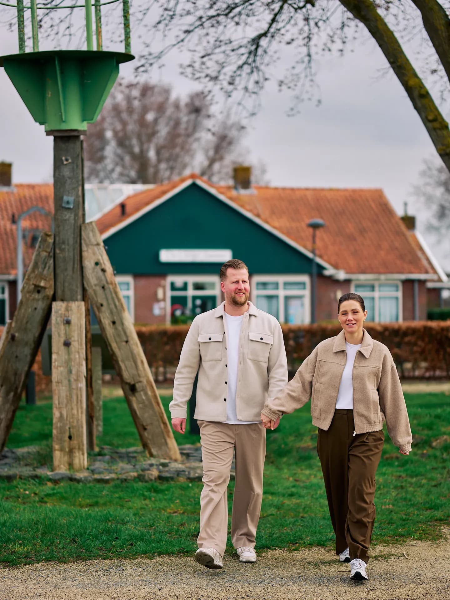 A couple walking hand in hand along the path past Hotel de Lange Jammer