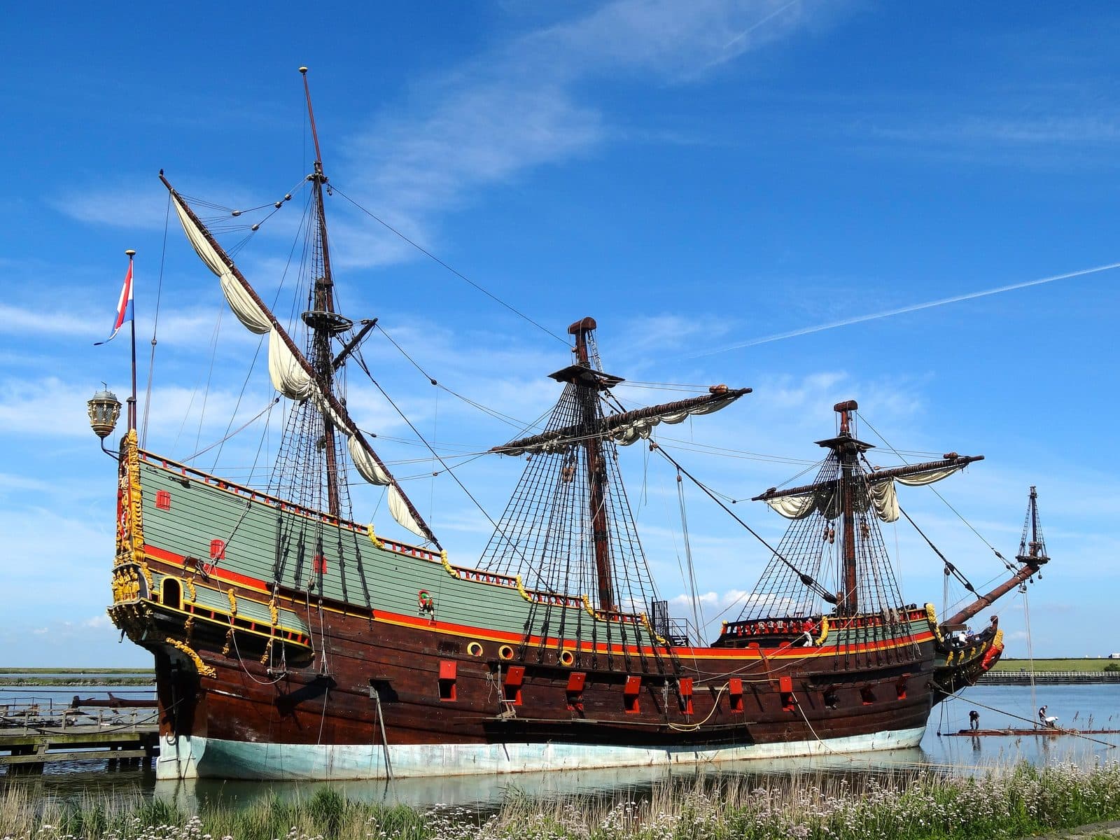 De nagebouwde Batavia met haar masten aan de Bataviawerf