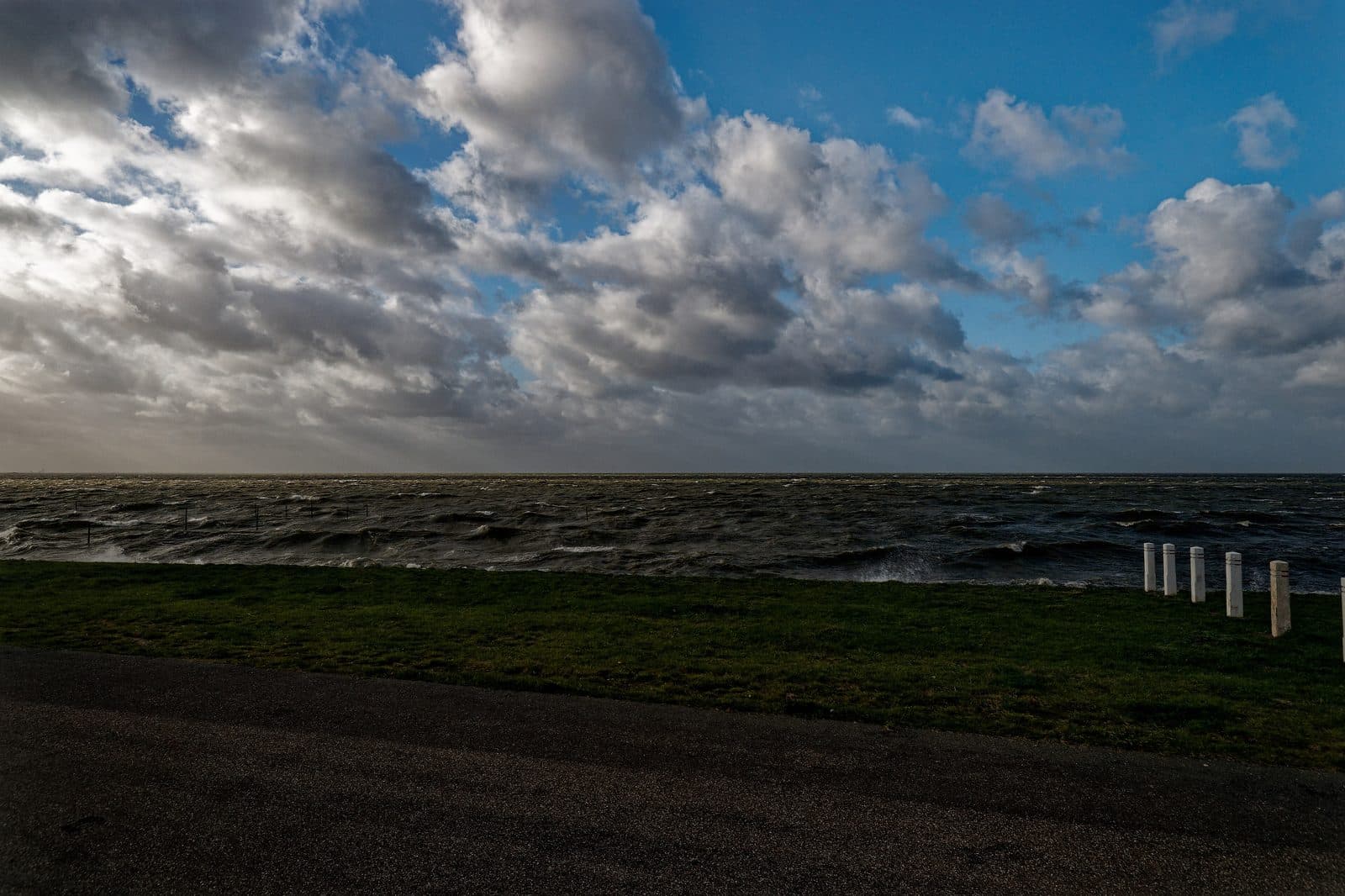 Wolken boven het Markermeer, gezien vanaf de dijk bij Lelystad