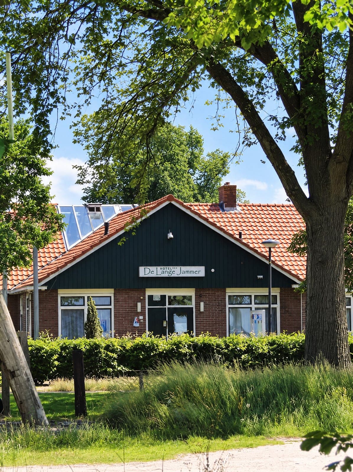 De voorgevel van Hotel de Lange Jammer met het naambord naast de deur